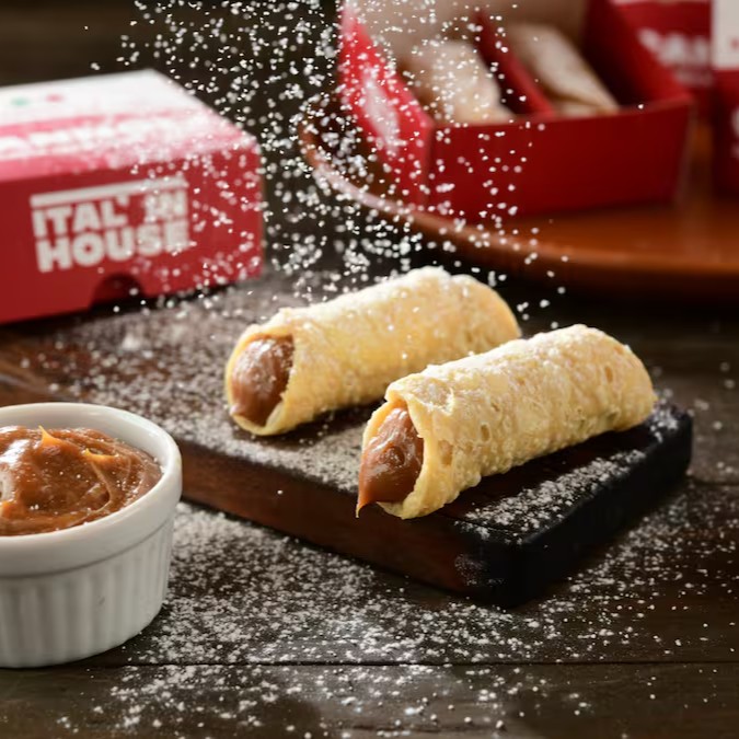 O cannoli é uma sobremesa tradicional italiana, composta por crocantes tubos de massa frita, generosamente recheados e polvilhados com açúcar. Uma verdadeira explosão de sabor e tradição. (contém 2un - aprox. 55g)