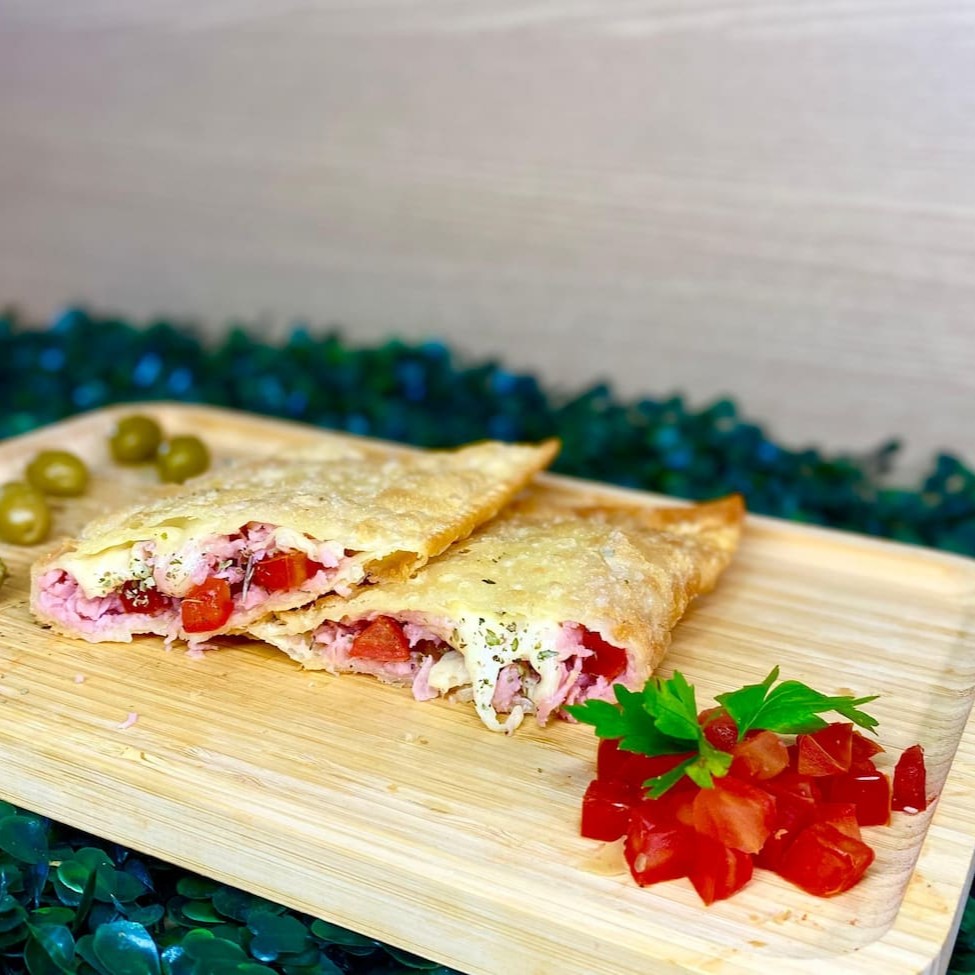 A combinação perfeita de muçarela derretida, presunto e tomate fresco, realçados por um toque aromático de orégano. Sabor intenso e irresistível! Podendo turbinar com o complemento da sua preferência.