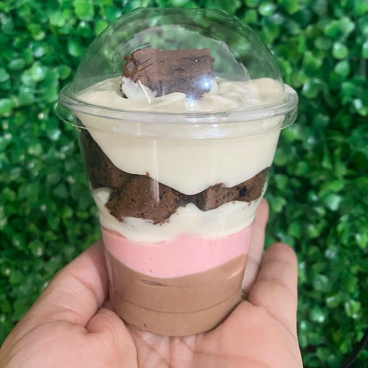 Mousse de morango, mousse de  Ninho, mousse de chocolate e pedaços do nosso delicioso brownie