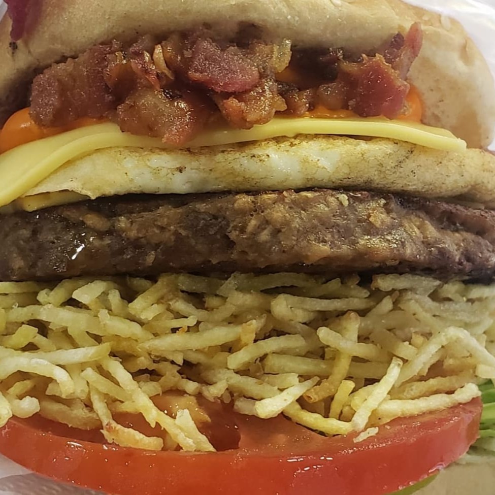 1 carne de 56g, queijo, bacon, ovo, cheddar cremoso, Batata Palha, Molho Bbq , Alface e Tomate.