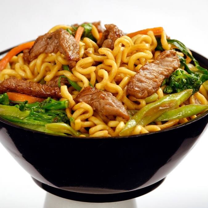 Massa oriental com legumes, molhos shoyu, tonkatsu, hondashi, ajinomoto, alho e carne grelhada.