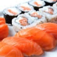 2 sashimi salmão, 2 sashimi atum, 2 sushi salmão, 2 sushi atum, 2 makimono califórnia, 2 makimono tekka, 2 filadélfia.