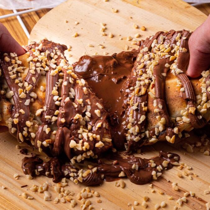 Recheado com creme de avelã e muito amendoim picadinho
*finalizado com avelã e amendoim