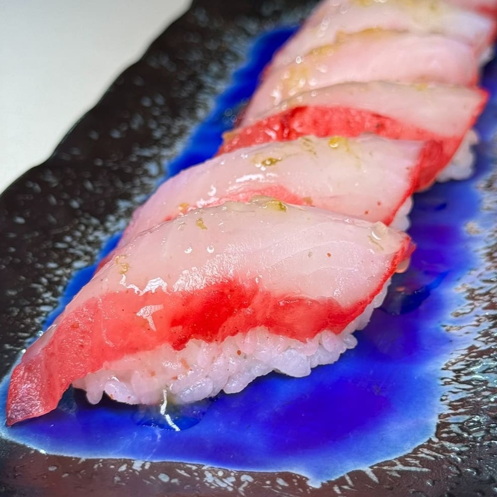 Niguiri de gravilax com tarê citrico, uma iguaria que encanta os paladares mais sofisticados.