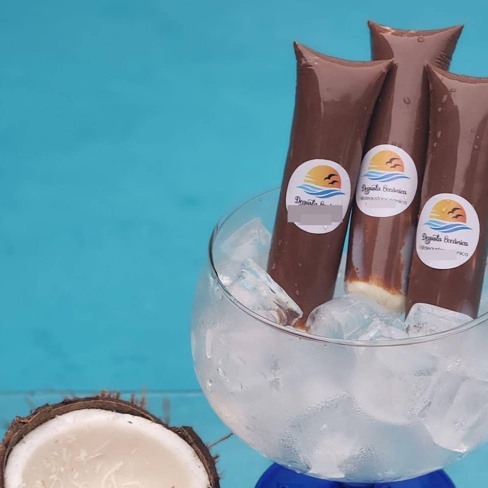 Além da base personalizada ele vem com casquinha de chocolate, um delicioso recheio de coco caseiro e pedaços de chocolate!