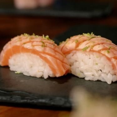Sushi de salmão fresco finalizadas com um toque refinado de azeite trufado e flor de sal. Uma explosão de sabor que equilibra a untuosidade do peixe com a sofisticação do trufado e o realce delicado da flor de sal.