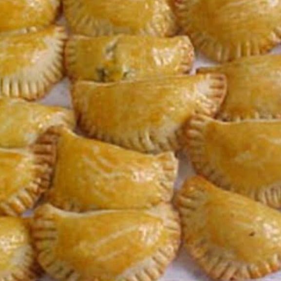 Pastelzinho frito na medida certa: massa crocante por fora e recheio generoso por dentro. Escolha entre frango temperado, palmito cremoso ou camarão suculento. Perfeitos pra petiscar ou servir em eventos!