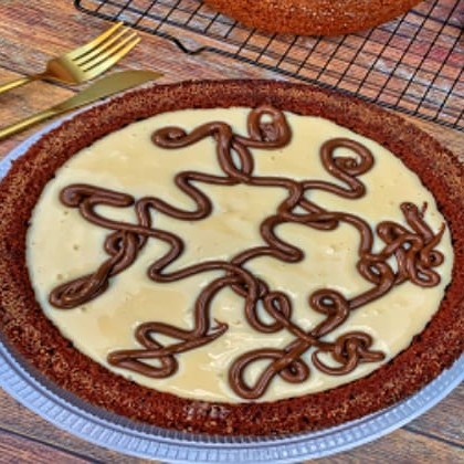 Apresentamos o nosso irresistível 'Bolo Piscina de Leite Ninho com Nutella', uma criação culinária de dar água na boca. Este luxuoso bolo, com aproximadamente 25cm e pesando 1,2kg, é composto por uma tentadora massa de chocolate macia, coberta generosamente com o cremoso e suave Leite Ninho. Como toque final, adicionamos ricos fios de autêntica Nutella Ferrero, proporcionando um contraste de sabor