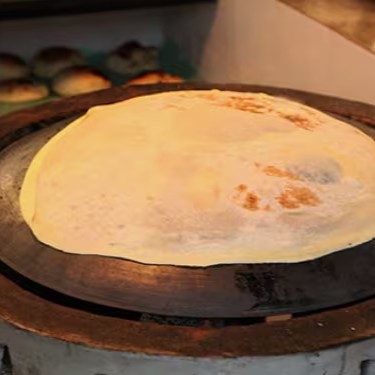 Nosso Pão Folha, ou Lavash, é um verdadeiro deleite para os amantes da gastronomia Árabe. 

Seguindo a tradição culinária do Oriente Médio, os pães são abertos à mão e assados individualmente em plataformas arredondadas, tudo isso para obtermos um pão extremamente fino, porém maior que o Pão Árabe Tradicional. 

Esse processo garante que nossos Kebabs preparados com o Pão Folha sejam leves e crocantes por fora, mas muito bem recheados por dentro. 

Experimente agora nossos Kebabs no Pão Folha e surpreenda-se.

Item Informativo. Não é uma porção. Será enviado 1 unidade de nosso pão em caso de compra.