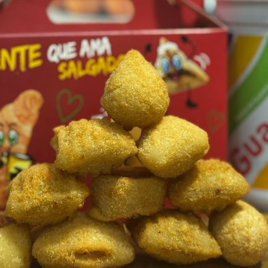 Delicie-se com nosso Combo Individual: uma seleção de 20 salgados fritos irresistivelmente crocantes e saborosos, cuidadosamente selecionados para agradar ao seu paladar. Para acompanhar, incluímos um guaravita bem gelado e pronto para saciar a sua sede. Um combo perfeito para uma refeição saborosa e satisfatória. Aproveite esta oferta tentadora da nossa categoria 'Combos com Descontão' e tenha uma experiência gastronômica inesquecível!