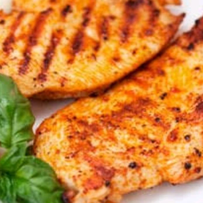 Frango Grelhado: Deliciosos filés de frango grelhados, temperados com ervas e especiarias, que garantem suculência e sabor. Uma opção saudável e leve para os amantes de uma refeição equilibrada. Acompanhando arroz feijão macarrão farofa.