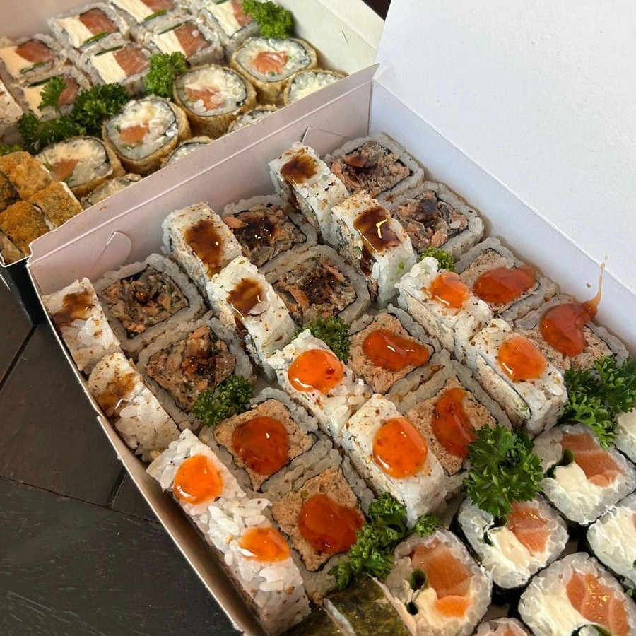 12 Uramaki Filadélfia, 12 Uramaki Skin, 12 Uramaki de Pasta de Salmão, 12 Filadélfia Roll, 12 Hot Filadélfia
