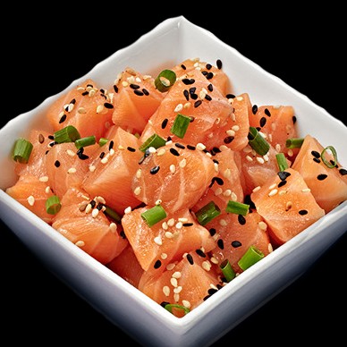 Salmão em cubos com cebolinha e gergelim, uma opção perfeita para quem não curte arroz e alga-marinha.