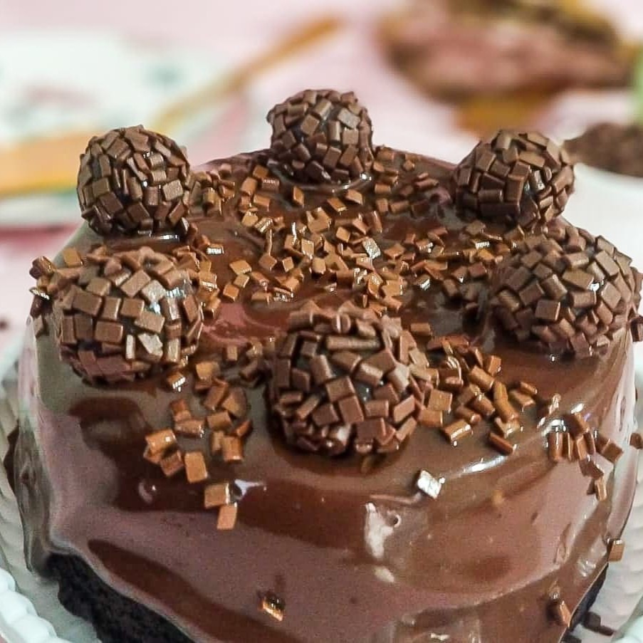 Deliciosamente preparado com uma massa super fofa que leva iogurte, generosamente coberto com uma camada com Brigadeiro Trufado, e finalizado com granulado. Forma: 18cm. Serve 8 a 10 fatias. . . . ###Tags### promocao promoção desconto entrega gratis entrega rapida oferta combo cupon cupom Nutella nutela Ninho brownie braune chocolate doce morango laka Oreo felicidade bolo no pote bolo vulcao coxinha morango ferrero rocher caseirinho pistache pavê torta brigadeiro gourmet sobremesa