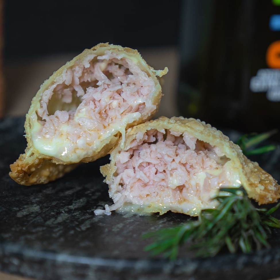 O pastel de peito de peru é uma opção leve e saudável do tradicional pastel brasileiro, acompanhado com cream cheese delicioso. Massa fresca sem conservantes, pastel sequinho - 12 cm