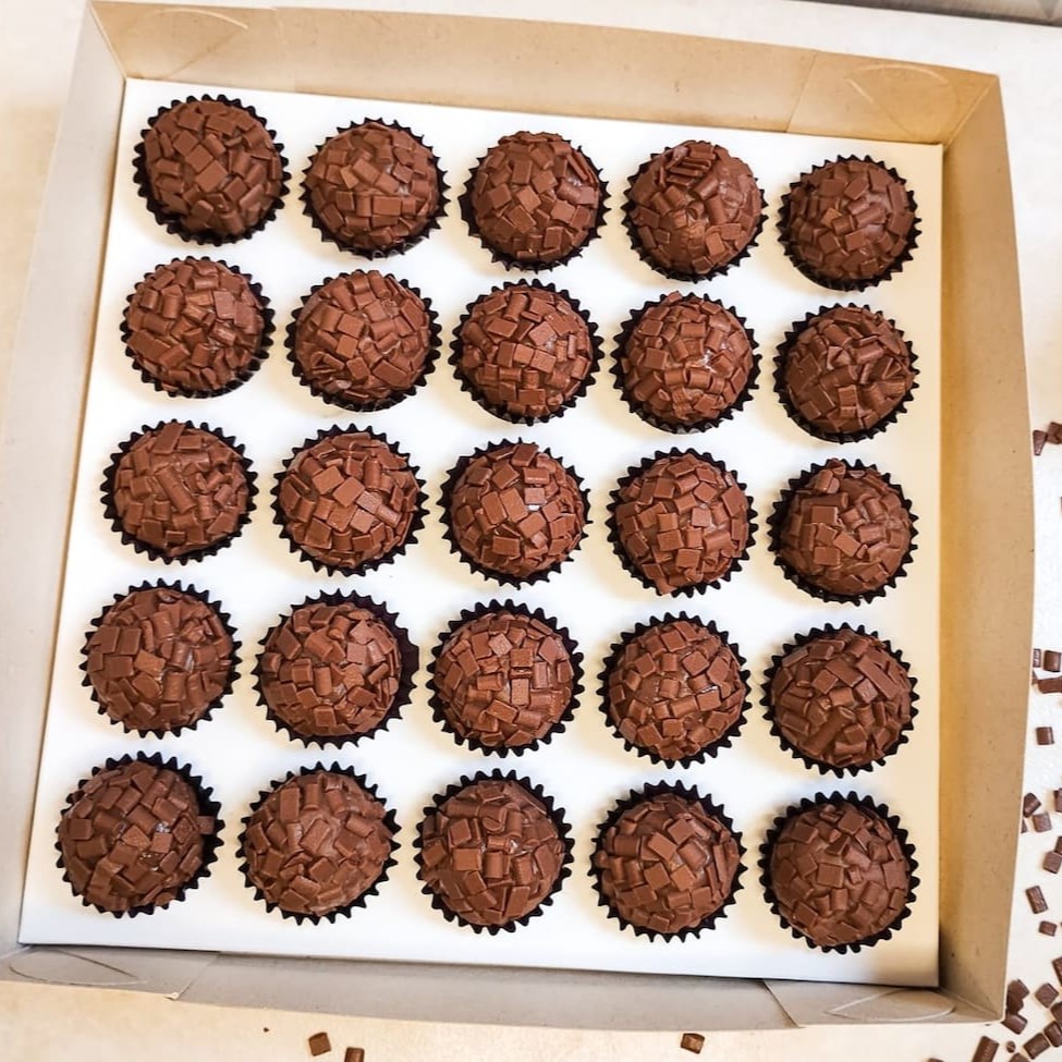 Magníficas caixas com 25und de brigadeiros, com 15gr cada. Cada brigadeiro é feito com ingredientes de alta qualidade, resultando em uma textura cremosa.