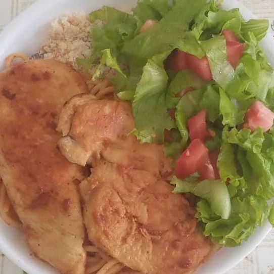O nosso 'Frango Grelhado', integrante da categoria 'Quentinha Caseira Grande', é um prato recheado de sabor e qualidade. Composto por um suculento frango grelhado, com seu dourado perfeito, acompanhado por um arroz soltinho e um feijão caseiro, trazendo aquele gostinho de comida de mãe. Inclui ainda um delicioso macarrão al dente e uma farofa crocante e temperada na medida certa. Para complementar, oferecemos uma salada verde, fresca e crocante, além de uma nutritiva salada de legumes ou, para os amantes de um bom prato salgado, uma porção generosa de batatas fritas. Tudo isso bem servido e preparado com carinho para satisfazer seu paladar!