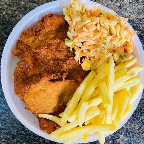 Franguinho empanado crocante.  Acompanha arroz, feijão e farofa. Escolha entre: purê, macarronese, salada ou fritas.   Obs.:  - Embalagem Pt102. - Ideal para 1 pessoa. Esperamos que você tenha uma excelente refeição!  Tags: Frango a milanesa, filé de frango empanado. Taxa grátis.
