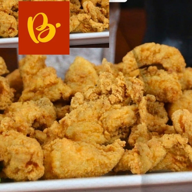 Frango em pedaços empanados.