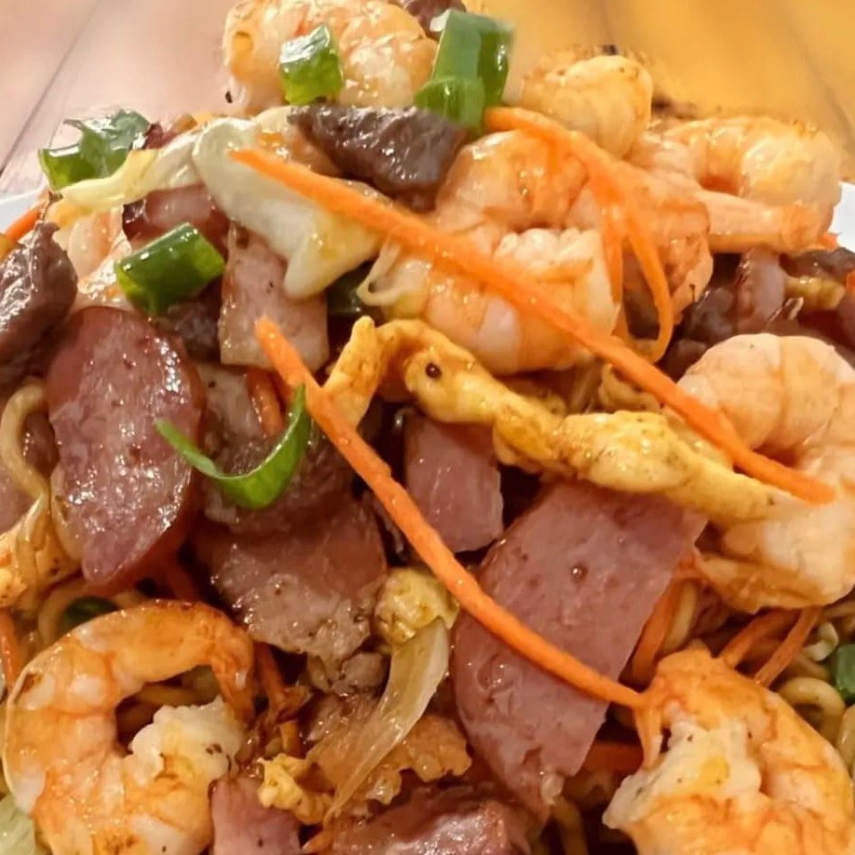 Acompanha: macarrão, camarão, carne, frango, calabresa, cenoura, repolho e molho shoyo __   __ Tamanhos: Pequeno : Serve até 1 pessoas  _ Médio : : Serve até 1 pessoas _ Grande: : Serve até 2 pessoas