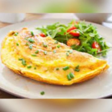 O omelete é acompanhado por uma generosa porção de arroz, disponível na versão branca ou integral, perfeitamente cozido e soltinho. Para completar, uma refrescante salada verde, repleta de folhas frescas e crocantes, trazendo equilíbrio e leveza ao prato. Uma refeição nutritiva e saborosa para satisfazer o seu paladar.
