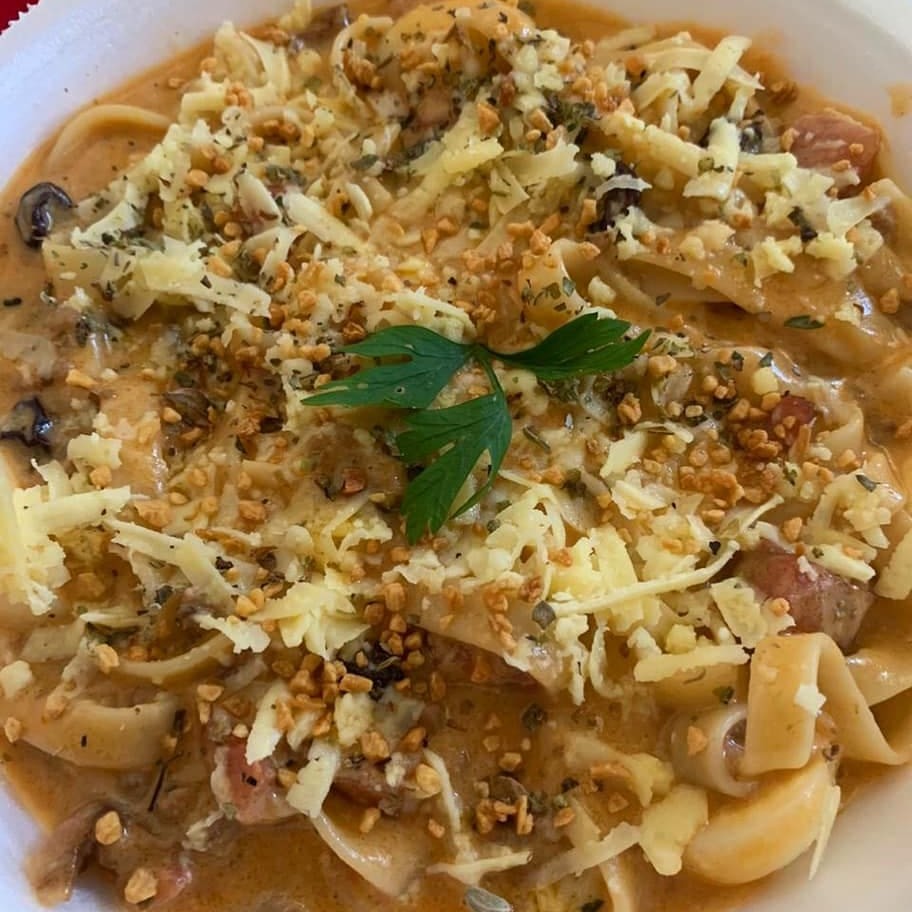 Macarrão cremoso e suculento + 2 molhos + 8 ingredientes + 3 finalizações, do tamanho da sua fome!!