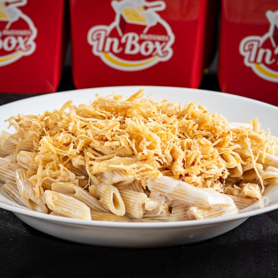 Massa Penne Ao Molho Branco Com Frango Desfiado.  >Serve 1 pessoa<