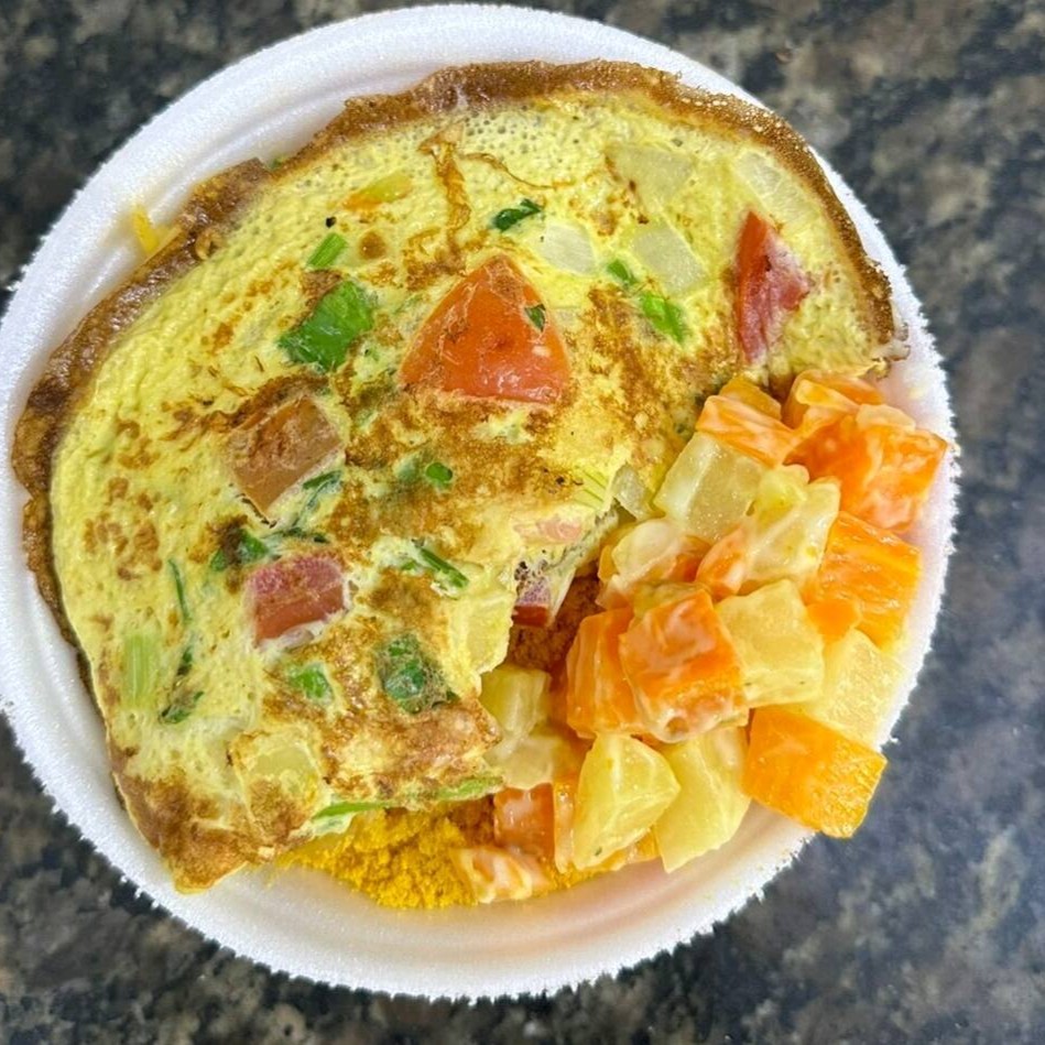 Delicie-se com a nossa 'Quentinha Pequena - Omelete P'. Esta refeição combina a leveza de um omelete macio e bem feito, a textura única de um arroz soltinho, a indulgência de um macarrão al dente, e a crocância inconfundível de uma farofa caseira. Para completar, temos ainda a opção de um acompanhamento à sua escolha, elevando a experiência deste prato a outro nível. Uma combinação perfeita de sabores e texturas que vai satisfazer o seu apetite e agradar ao seu paladar.