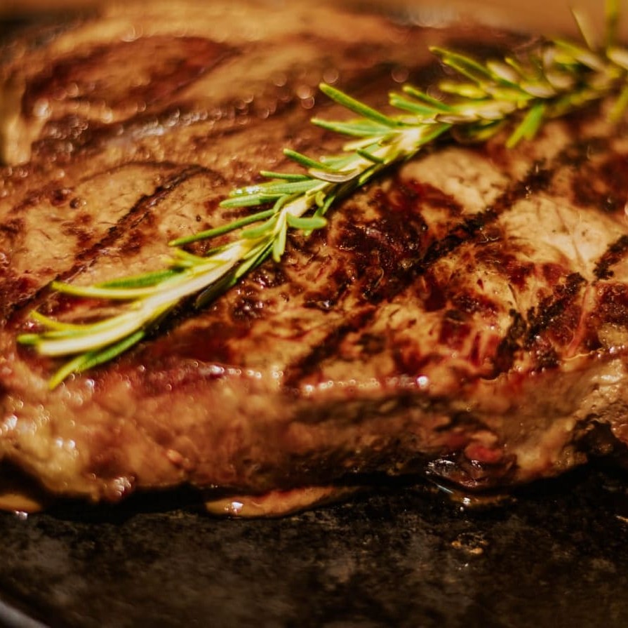 300g de suculentos steaks de ancho importado, acompanhados de arroz, farofa, fritas e vinagrete