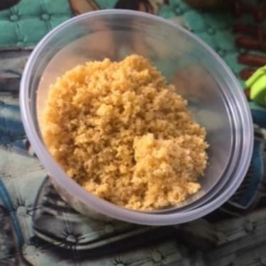 Um pote de farofa cheio.