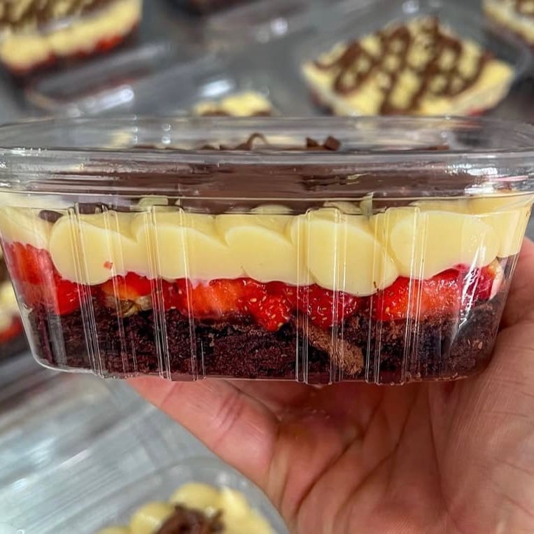 Essa delícia contém muitos brownie, morangos frescos, creme de Ninho, finalizado com Nutella pra dar aquele toque especial
