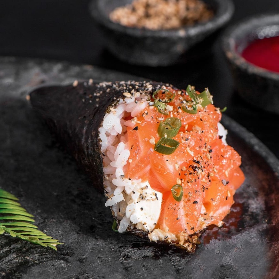 Arroz e salmão finalizado com farofa de gergelim e cebolinha