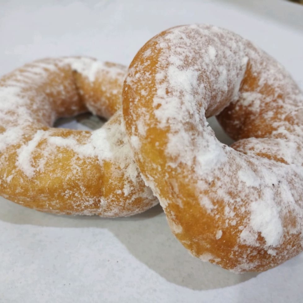 Rosquinha com açúcar e massa fofinha.