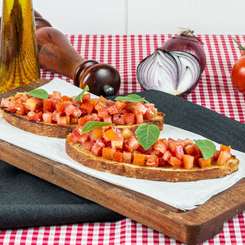 Entradas - Bruschetta al pomodoro - Pão italiano torrado com tamotes frescos, manjericão e azeite de olivia. - Foto meramente ilustrativa.