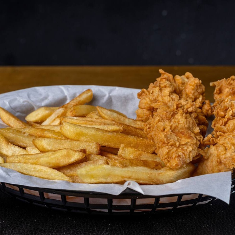 2 filezinhos de frango crispy, suculentos e bem temperados, + batata frita P, feita na hora e sem conservantes. Pequeno no tamanho, gigante no sabor!