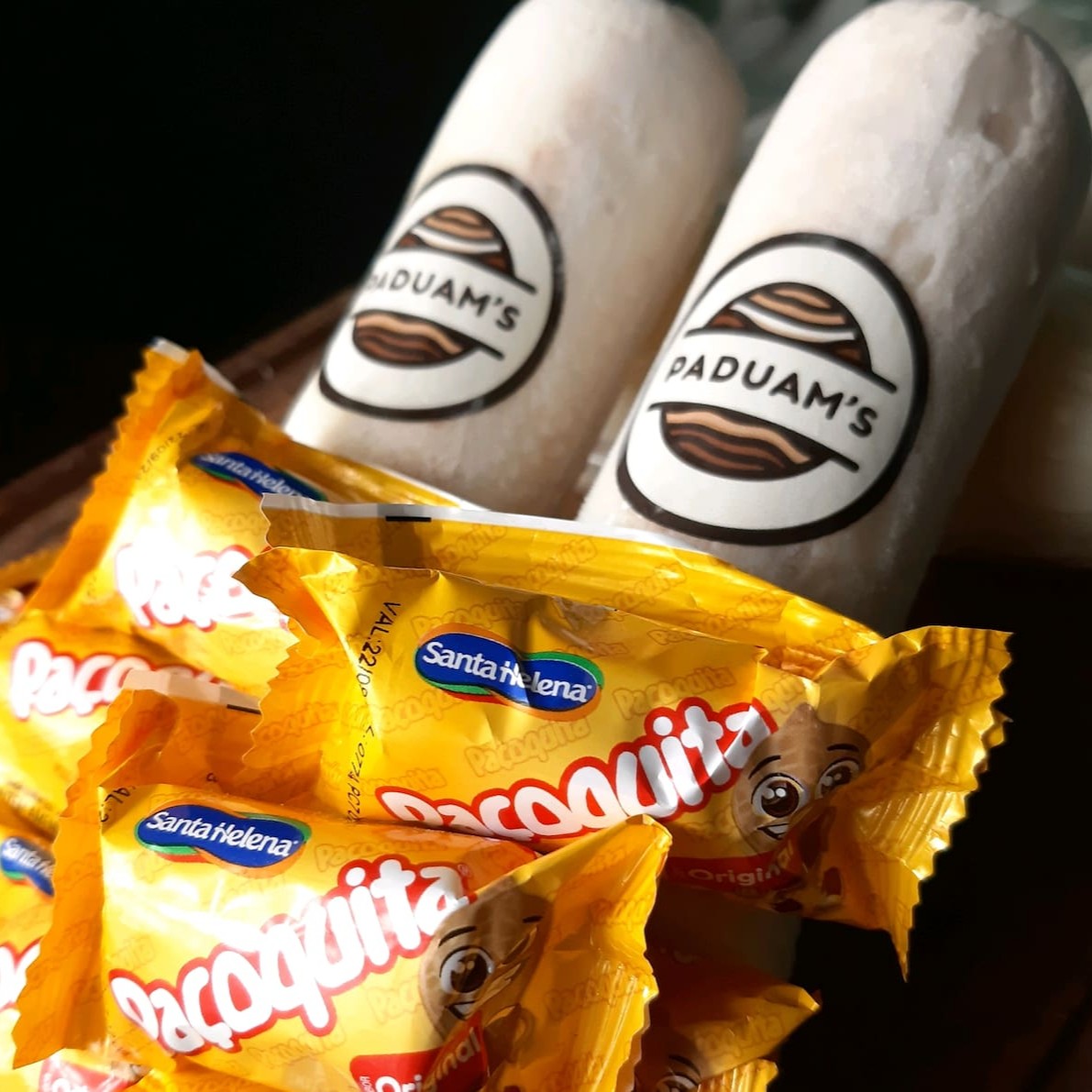 Com uma base cremosa e suave, esse sacolé é enriqiecido com Paçoquita triturada, conferindo a ele um toque de requinte. A rica textura e o sabor inconfundível da paçoca transformam esse sacolé em uma verdadeira delícia gourmet.