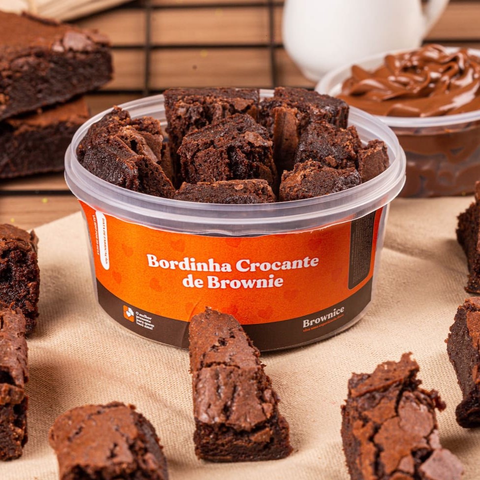 A parte crocante e saborosa do brownie está aqui. As Bordinhas de Brownie são o complemento perfeito para o seu café, oferecendo um contraste de texturas e um sabor que é um convite ao conforto.