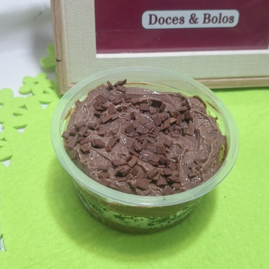 Nosso delicioso bolo de pote é feito com massa de chocolate super umedecida, uma deliciosa camada de brigadeiro cremoso de chocolate. Você não pode deixar de provar, é uma sensação explosiva de sabor na sua boca e que levará o seu paladar às alturas! Peça já! Nossos bolos pesam em média 200g, a embalagem poderá variar de acordo com a disponibilidade no fornecedor, mas sempre terão essa quantidade independente do formato de embalagem disponível.   bolo no pote sensação paladar chocolate brigadeiro mousse gotas de chocolate
