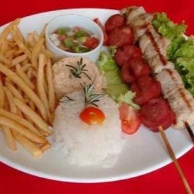 O '302 Mine Combinado 2 Espetos', da categoria 'Mini Refeições', é uma deliciosa experiência da culinária mineira. Este prato traz a saborosa combinação de arroz fresquinho, farofa crocante e feijão preto ou tropeiro, típicos da região. Acompanha ainda um refrescante molho vinagrete e a sua escolha de batatas fritas, irresistivelmente douradas, ou uma salada verde, fresca e crocante. O destaque fica por conta dos dois espetos selecionados por você. Eleve a sua refeição combinando-os do seu jeito com as opções disponíveis. Uma refeição recheada de sabor e tradição!