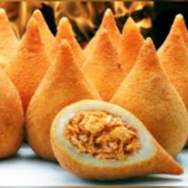 Apresentamos a nossa estrela da categoria 'Os mais vendidos': a Coxinha! Esta delícia consiste em uma suculenta coxinha de frango, cuidadosamente preparada e envolta em uma massa leve e crocante. A coxinha é então perfeitamente frita até atingir a cor dourada ideal, garantindo uma experiência gastronômica inesquecível. Uma combinação de texturas e sabores que vai conquistar o seu paladar. Não perca a oportunidade de se deliciar com a nossa coxinha de frango frita, uma verdadeira tentação!