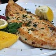 Filé de peixe com arroz e um acompanhamento a escolha