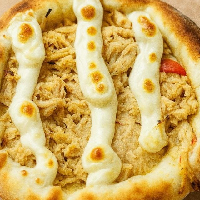 Frango desfiado, tomate, cebola, especiarias c Catupiry