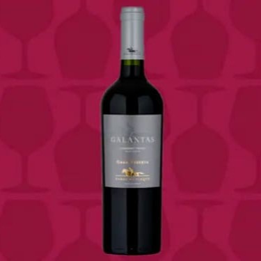 Variedade De Uva: 85% Cabernet Franc - 15% Carménère Origem: Galantas representa a expressão máxima do Cabernet Franc no vale Maipo Andres. Um vinho capaz de expressar a característica vibração, elegância e elegância deste terroir único. As uvas são originárias das vinhas orgânicas de Haras de Pirque, situadas no vale dos Andes Maipo, a mais de 700 metros acima do nível do mar. Aqui, o Cabernet Franc consegue expressar ao máximo seu importante potencial, muito auxiliado pelas noites frias do sopé dos Andres. Vinificação: As quatro parcelas de vinha Cabernet Franc e o Careménère foram fermentadas separadamente em tanques de aço inoxidável e carvalho francês. A maceração fria pré-fermentativa durou de três a cinco dias e teve como objetivo trazer à tona os componentes aromáticos das uvas. Após a fermentação, que utilizava leveduras espontâneas, o vinho passou para barris de carvalho francês de 60 galões, onde envelheceu por um período de catorze meses. Alc./Vol. 13%