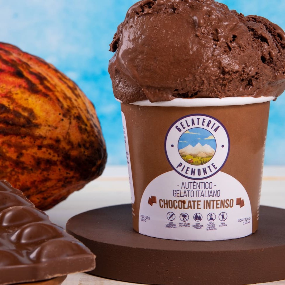 Nosso sorvete italiano de Chocolate Intenso é super cremoso e leve! Sem conservantes, corantes, óleo de palma e 0% gordura trans.