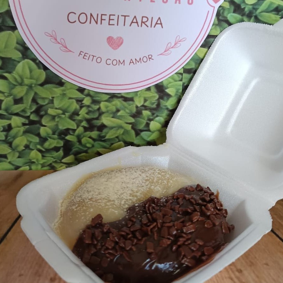 Delicioso bolo com massa branca com cobertura de Ninho com brigadeiro (serve até 1 pessoa).
