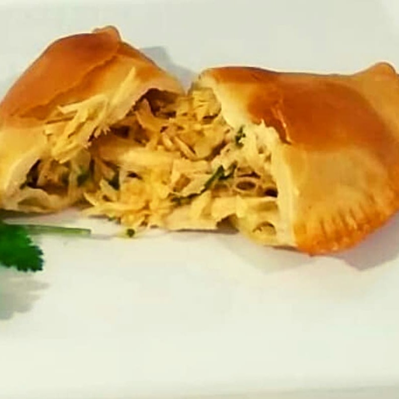 Pastel de massa artesanal de 15 cm, recheado e molho caseiro com temperos naturais.