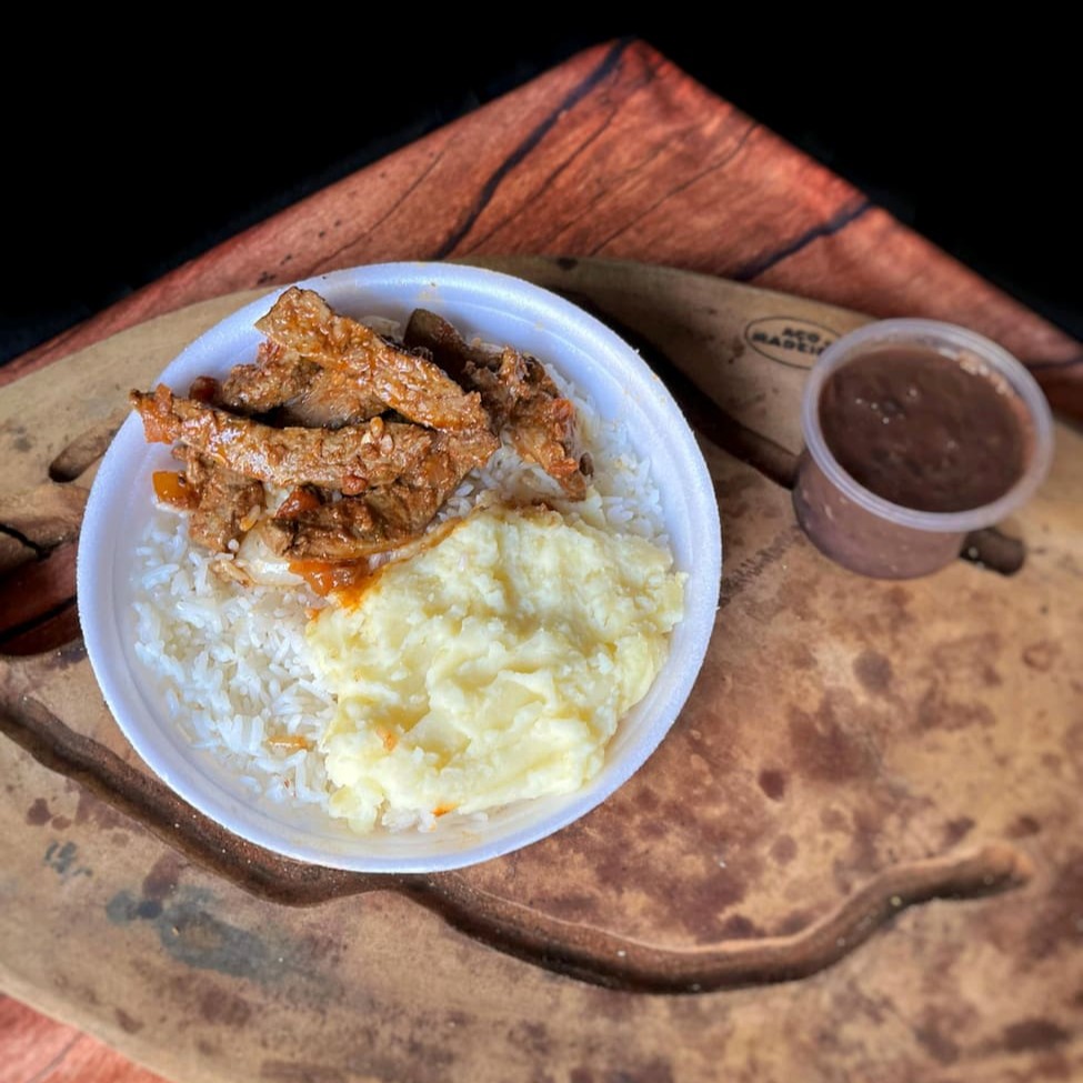 Acompanha arroz, feijão, purê de batata, aipim ou fritas  e isca de figado acebolado.
