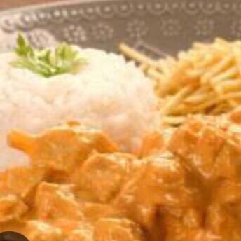 Cubos de frango ao molho strognofreac0mpanhado,arroz,farofa,fritas ou batata palha