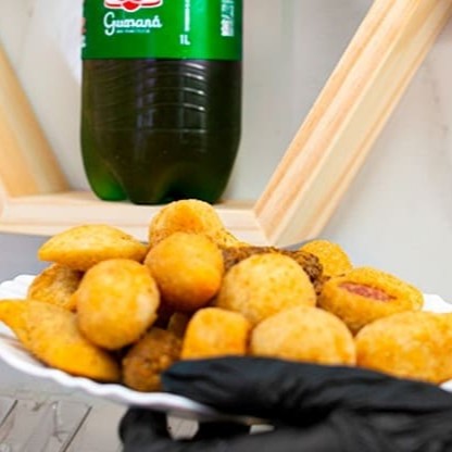 Sabores incluídos:  Kibe  Queijo com Presunto  Bolinha de Queijo  Calabresa  Salsicha  Coxinha de Frango  Risole de Carne   Sabores sortidos fixos — não é possível alterar. Perfeito para quem ama variedade e muito sabor em cada mordida!