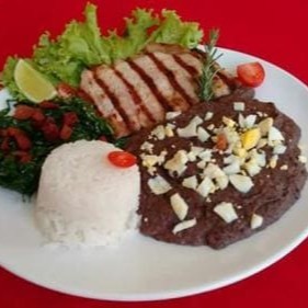 Uma releitura do clássico 303 Mine, apresentamos o suculento Lombinho Suíno Grelhado. Acompanhado de um arroz branco soltinho, tutu de feijão saboroso e a tradicional couve à mineira refogada com alho crocante. Uma mini refeição que traz o autêntico sabor da cozinha mineira, repleta de memórias e afeto. Ideal para uma refeição leve, sem abrir mão do prazer de saborear um prato típico e deliciosamente bem preparado.